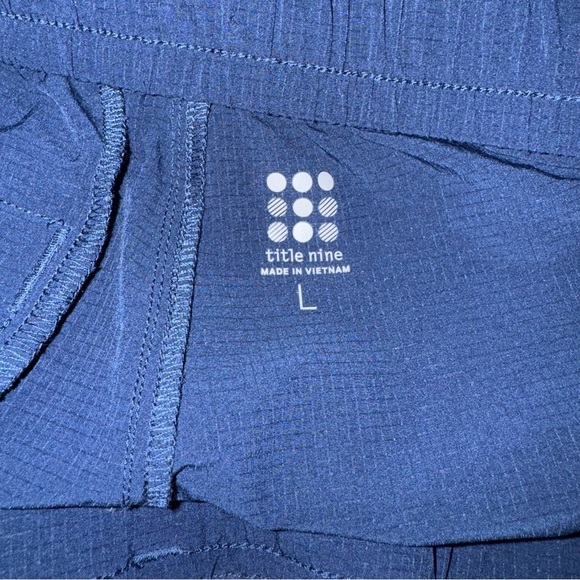 Title Nine Outdoor Hiking Trail Belted Shorts large - Picture 3 of 3